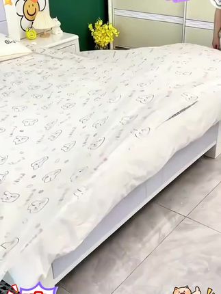 带孩子出门住酒店,进门第一件事啊就是换上这个一次性的床单被罩,不管几星级酒店啊,这贴身的东西那么脏,我真不敢想。它这个床单被罩、枕套都是给咱们配齐了的,材质柔软又透气,而且尺寸呢也够大,不用洗,直接贴身睡就行,这样全部套上睡觉心里就踏实多了。#好物分享 #一次性床单被套 #一次性床上四件套 #一次性四件套 #出差旅行必备