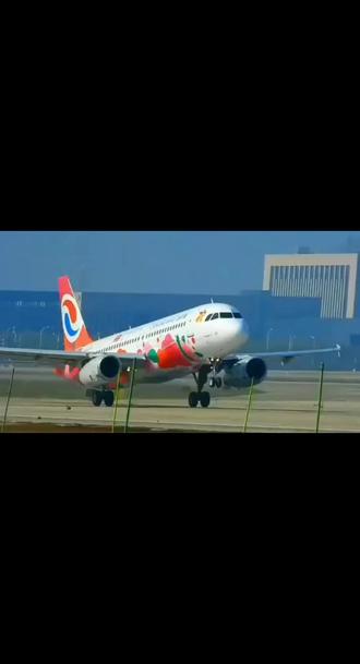 #飞机行李箱怎么托运 #东航客机 #航空新动态
多家航司行李新规落地,20寸行李箱没法免费登机了。目前祥鹏、西部航空等廉价航班,普通经济舱只允许携带14寸小包,超出规格现场收费180到300元。国航、东航、南航这类航司依旧保持免费标准。大家出行购票记得核对行李要求,千万别额外花冤枉钱。