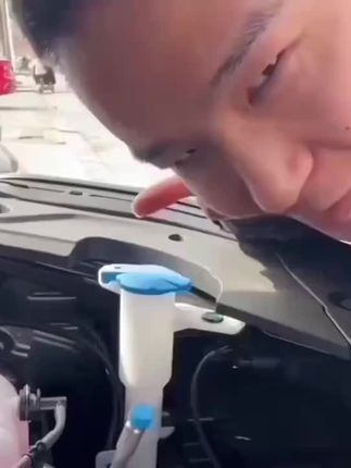 兄弟们,咱们选玻璃水就要选这种能防雨的,你看这去油膜的效果多干净!这种镀晶防雨的玻璃水不仅能去除顽固油膜,还能给玻璃镀上一层防护膜,让玻璃不易沾灰、不易挂水,车子开久了也不容易产生油膜。感兴趣的兄弟们可以点击下方链接了解一下。#去油膜 #虫胶 #玻璃水 #汽车养护 #汽车必备