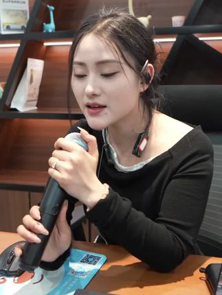 #唐三妹 无意间三妹吃到了一款儿时味道的月饼,真是太好吃了,下下次想到了小的时候,那个时候家庭条件不好,根本舍不得吃这些都不敢洗,偶尔有一个吃,觉得直接就是人间美味呀,迫不及待的想分享给大家尝尝#月饼 #中秋节