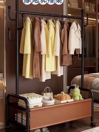 衣物不落地,家瞬间整洁了 还在为衣物乱堆发愁?这款落地衣帽架简直是收纳救星。多层架构设计超实用,顶层挂钩挂帽子、围巾,中层横杆承托大衣、西装毫无压力,底部置物篮能放拖鞋、钥匙等小物件。 360度旋转设计取物超方便,底盘扎实不怕晃。落地安装不用钻孔,底部万向轮推动顺滑,卧室、玄关随便挪。 简约外观适配各种家居风格,摆在角落既是收纳工具也是装饰。学生党放宿舍、上班族挂通勤装都合适,让杂乱空间变整洁,提升生活质感。#家居好物 #我要上热们 #强烈推荐 #好货推荐 #抖音推荐官