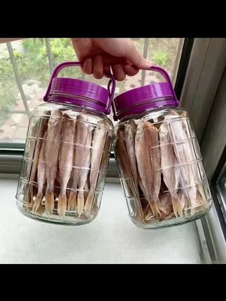 深海风味,自然晾晒-- 地道咸鱼干, 鲜味入魂的渔家滋味 来自深海的馈赠,经传统工艺自然晾晒的地道咸鱼干,每一条都浓缩着海洋的鲜与咸香。