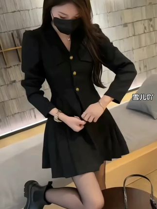 法式轻奢高级感收腰性感连衣裙2025春新款V领A字裙子#时尚洋气连衣裙 #不一样的感觉