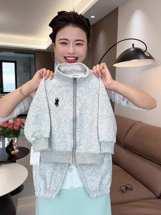 孩子上学穿什么?当然得是这种休闲运动风的套装了,穿上它不仅舒服自在,而且特别好看,这套衣服简直太帅了!面料柔软亲肤,透气性超棒,一点也不闷汗,不管是跑步、打球还是做其它剧烈运动都没问题,既能当外套,又能当内搭,真的很实用。喜欢就别犹豫了!#休闲套装 #卫衣套装#套装穿搭 #韩版穿搭 #萌娃穿搭