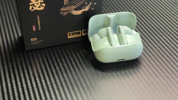 竹林鸟锦瑟 这个蓝牙耳机真好用吧 #竹林鸟锦瑟 #蓝牙耳机 #耳机