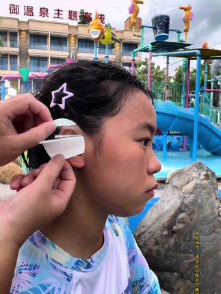 妈妈 再也不怕宝宝耳朵进脏水啦 夏天去游泳 水上乐园玩的宝宝安排起来#游泳护耳贴#夏天游泳#好物推荐