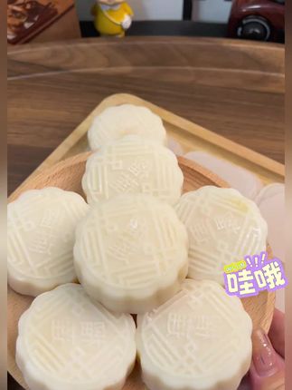 这糯叽叽的一口爆浆,浓郁的榴莲果肉,真的巨丝滑巨好吃! #榴莲月饼 #口感特别好 #月饼 #创作灵感 #强烈推荐