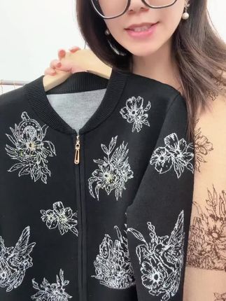 妈妈再也不用担心买错号!宽松大码开衫,包邮可退换! 秋冬穿啥?这款加绒保暖、包邮还支持运费险的大码女装别错过!#面料柔软舒适#秋季穿搭#时尚妈妈装#大码女装#谁的衣柜没件针织衫