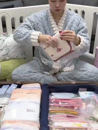 宝宝衣服洗干净装 #待产包 ,大白特意交代用密封收纳袋装好,到时候准爸爸不会手忙脚乱,干净卫生#孕期囤货#密封袋 #待产收纳袋 @我要上热门 @粉条上热门 @快手创作者中心