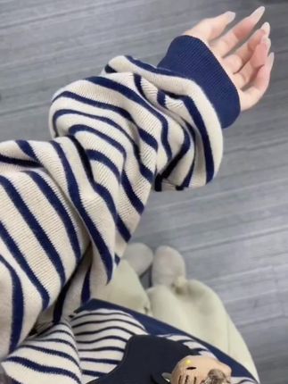 终于挖到我的人生理想卫衣了,藏青色真的巨巨巨显白!#慵懒风穿搭 #条纹控 #卫衣 #休闲减龄穿搭 #早秋贵气感穿搭