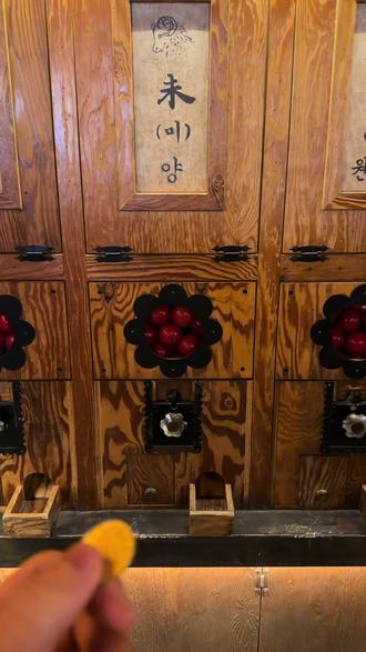 都说南山塔的锁是诅咒,所以即使因为你来了南山塔也没敢挂锁。于是我求了一签,希望签中能看出你我的缘分。#南山塔 #首尔