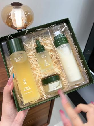 爱熬夜的姐妹一定要冲它!用完你会惊喜的.#薅羊毛的快乐#积雪草熬夜四件套 #护肤 #国货之光 #水乳