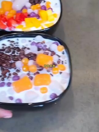 一口爆浆的糖纳红小豆,甜到心坎里~ 开盖就能吃,配酸奶、拌甜品,怎么搭都好吃! 软糯带点颗粒感,甜度刚刚好,空口吃也没负担~ 囤几罐放冰箱,夏天的快乐全在这口甜里啦!#冰爽一夏 #糖纳红豆 #自制甜品 #甜品美食