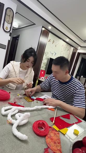 建议厂家把“亲子手工”改名叫“夫妻考验”。忙活一晚上,终于把这只醒狮灯笼组装好了!#元宵节灯笼 #瑞狮迎春