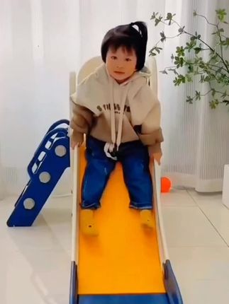 滑滑梯是每个孩子的最爱,它可折叠收纳不占空间,宝宝在家也能实现玩滑梯自由啦!#室内儿童乐园 #滑滑梯 #哄娃神器 #自己玩的不亦乐乎