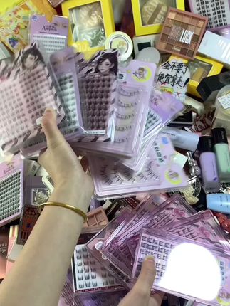 来玩呀姐妹们，早上7.30开始各式各样的彩妆都有！ 各种彩妆底妆口红唇釉直接全部拿走，快快快速来…………#彩妆#平价彩妆 #唇釉#假睫毛#粉饼