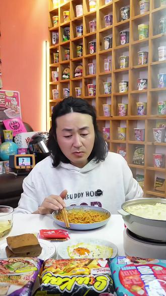 在宿舍不方便煮的哥们,老泡教你怎么泡更好吃#酱里麻的面 #泡面先生 #火鸡面