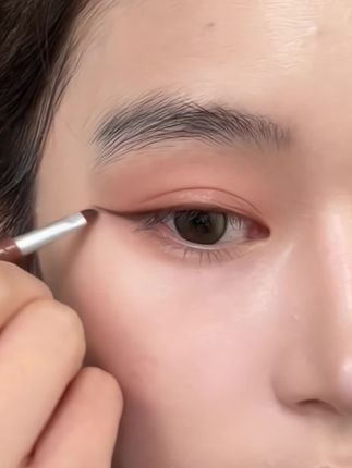 粘肉上色,好丝滑啊,手残党再也不怕手抖画不好眼线了!自带扁头刷好晕染,防水防汗不脱妆#眼线胶笔 #眼线教程 #新品眼妆#欧丝爱 #美妆分享