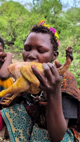 荒原之上,一锅沸水,喂养着最年幼的守望者 #非洲部落 #哈扎比部落 #原始美味