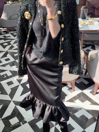 无论搭配毛衣还是利落的大衣,它都能成为你的整体造型的点睛之笔,让复古不再是“美丽冻人”而是“温暖如春”的时髦#今日穿搭 #高级感穿搭 #气场全开 #来双11解锁秋冬本命穿搭