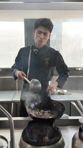 如果少了这一步,做出来的肯定没有酒店做出来的香 一道经典家常菜,最见厨师基本功!
糖醋排骨,是我们烹饪学校的必学菜品。
每一步都有标准,每一口都是功夫。
想学真正的厨艺,想靠手艺吃饭,
这里从零基础带你成为专业厨师!
#糖醋排骨 #屈浩烹饪学校 #年夜饭 #厨师