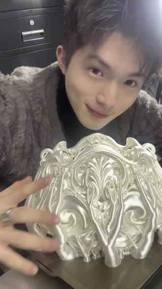 3D打印云朵花包包,我做出来啦! 这个云朵花3D打印包以新艺术运动的自然形态雕花为视觉基底,提取菊花花瓣的卷曲弧度转化为云朵般的柔卷纹理,搭配翅膀提手,实现复古自然美学与3D打印科技的融合表达。
设计核心围绕“自然卷韵”展开,借鉴新艺术运动的自然浮雕语言,将菊花花瓣的卷曲特征重构为云朵的柔卷形态,通过3D打印技术让复古自然感与现代科技感形成碰撞。
#我的手工日常#小众设计感包 #未来科技感 #3D打印 #3D建模