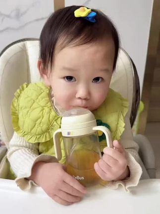 开春天气干燥要给宝宝多喝水#不二宝贝 这个梨膏配料只有鲜梨和枇杷,酸酸甜甜的口感小如意很爱喝,现在限时活动拍两桶还送吸吸杯,妈妈们赶紧冲#枇杷秋梨膏 #宝宝喝水 #口感特别好 #母婴好物