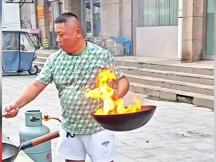 大哥做菜油锅突然起火,想用冷油灭火,却被众人劝阻!