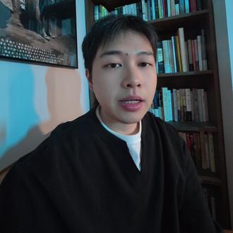 《阿凡达3》我不把他当男主片 昨晚看完《阿凡达3》,三个小时真不是闹着玩的,我进第三幕前还是去了一趟厕所。
但我先说结论:如果你想要一场“逃离现实的梦”,它很值,尤其适合大银幕。
网上很多人吵“男主像摄像头、没能动性”。我反而觉得这评价太旧了——《阿凡达》真正的主角从来不是杰克,而是潘多拉:生态、族群秩序、审美统一性、那套自然哲学。你进影院就是把眼睛借给角色,去那颗星球待一会儿。
视听工业这次是王炸级别:水火灰尘的质感、材质的细节、空间和声音的包裹感,都比《水之道》更进一步,像在“造世界”而不是做特效。
缺点也有:文本有点“老登味”,议题偏最大公约数;个别行动逻辑不够丝滑,会让我短暂出戏。
但整体骨架很稳,也有一些年轻编剧的网感台词,后面很可能会被二创玩出圈。
观影建议:少喝水 + 大屏/杜比/IMAX。
#阿凡达3 #电影阿凡达3