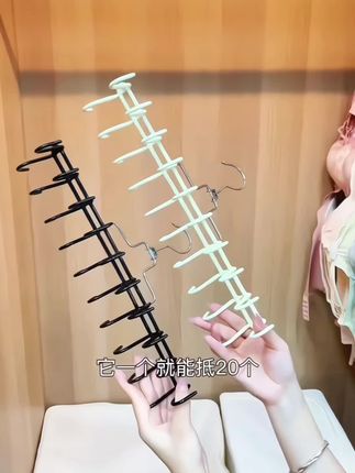 这个可以旋转的衣架也太适合我们女生了,内衣可以直接挂在这个衣架上,像夏天的小背心也能挂,它有二十个小勾,用来挂吊带、内衣裤、丝巾还有丝袜都特别方便。#收纳整理 #衣架 #换季收纳 #每日分享 #宝藏好物打卡