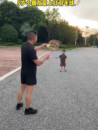 每天陪孩子打半个小时羽毛球,提升亲子关系,还能提高孩子的专注 力和手眼协调能力#羽毛球 #提升专注力 #亲子互动 #六一儿童节礼物