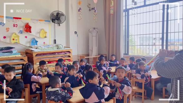 #三八女神节 亲手给我们的女神做小花手环,祝大家女神节快乐呀!#幼儿园手工