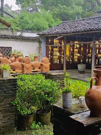 景德镇陶瓷,宛如大地赋予人类的一颗璀璨明珠,熠熠生辉。它们承载着岁月的痕迹,流露出沉静内敛的韵味,犹如历史的长河中凝固的诗篇。#瓷都景德镇 #江西旅游