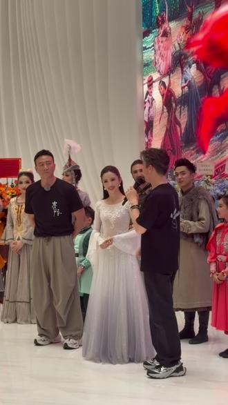 起猛了,sd蹲到了佟丽娅李乃文胡军。幸福晕了。 🗓️演出时间:5.22-5.24 20:00
📍演出地点:龙岗国际艺术中心·歌剧厅
#佟丽娅 #李乃文 #在远方在这里