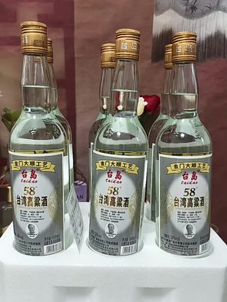 【台岛台湾高粱酒|58°纯粮烈酒 3600ml豪装登场!】 地道台岛风情,尽在这一杯58°纯粮高粱酒! ✅ 严选高粱,固态发酵,传统工艺酿就醇厚浓香 ✅ 开瓶扑鼻香,入口绵柔甘冽,回味悠长爽净 ✅ 3600ml大容量装,聚会畅饮不怕不够喝! 独饮微醺,共饮尽兴!无论是日常小酌还是宴请赠礼,它都是你的台岛风味担当~ 点击带走,品味宝岛醇香!#好喝不贵#高品质白酒 #好酒推荐 #好喝不贵 #纯粮食酒
