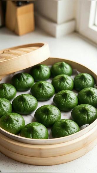 新鲜艾草软糯青团,一口咬下全是春天的味道! 今天是元宵节!吃上这口传统美食,才算真正过完了年!#美食#地方特色美食#家乡特产#传统小吃#纯手工