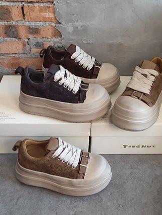 【欧洲血统✨咖色厚底松糕鞋】专柜同源磨砂牛皮!高级感炸裂! 🔥刷到就赚到!这双咖色松糕鞋让国际代购集体失眠! ✅意大利进口磨砂牛皮 天然纹理会呼吸 越穿越懂你的脚型 ✅7cm悬浮式厚底 隐形增高不笨重 小个子秒变九头身 ✅骨科医生推荐鞋垫 8小时行走像踩在云端上 #高级感穿搭 #厚底松糕鞋 #小个子神器 #女鞋推荐