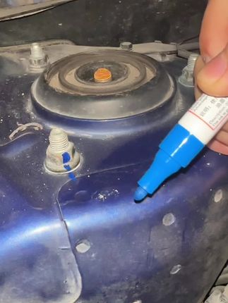 油漆记号笔,使用的时候摇晃一下按压笔头,墨汁流出来就可以用非常方便!