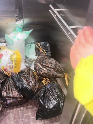 我都要被自己想疯了,你能想象一货车车厢的垃圾袋随风摇曳的样子吗?#搞笑 #好物推荐🔥