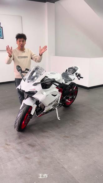 26款凯越曼岛450RR,价格来到25777,你的双缸车瞬间就不香了