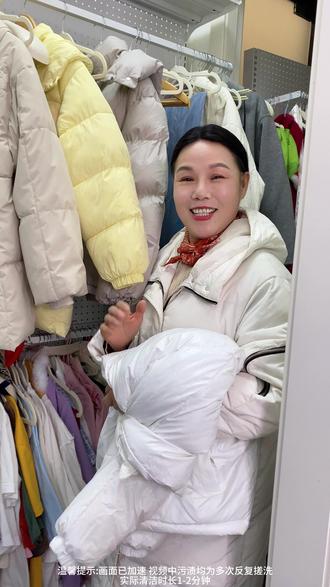 不用去干洗店,自己也能洗出蓬松柔软又干净的羽绒服了#羽绒服专用干洗剂 #羽绒服清洗 #羽绒服清洁小妙招 #立白小白白羽绒服专用干洗剂