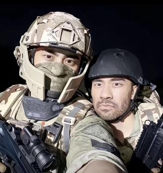 #威龙蜂医 #情侣 你在左边 我紧靠右