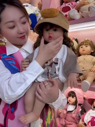 女生都应该都喜欢吧!这也太可爱了,还不赶紧抱回家,你看它可爱吗#人类幼崽到底有#多可爱被你萌化了#哄娃玩具#仿真娃娃@DOU+小助手