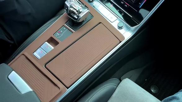 专为奥迪A6L定制的中控台无线充电器+USB接口扩展器,贴合原车内饰弧度安装不突兀,支持Qi无线充电标准,手机一放即充无需繁琐插线,苹果支持5V1A稳定充电、安卓部分机型兼容5V2A快充,8mm感应距离带壳也能正常充电。内置过流、过压、过温三重防护,充电安全不伤设备,伸缩设计可适配4.7-6.2英寸手机,急刹车、颠簸路段也能稳固夹持不滑落。扩展多口USB接口,满足手机、耳机、导航仪等多设备同时供电,告别接口不够用的困扰,暗线布局让车内告别线缆杂乱更整洁,无损安装无需专业工具,是提升驾驶便利性与车内整洁度的实用改装配件#奥迪A6L改装 #车载无线充电器 #USB接口扩展器 #车内改装配件 #车载充电好物