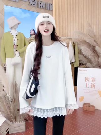 #我的双11必买清单 姐妹们答应我都去穿这件蕾丝拼接上衣,单穿好看,搭配外套也很百搭,版型宽松遮肉显瘦,轻松拿捏,职场通勤、日常约会各种场合,喜欢的姐妹可以试试看。我已经自留了!#谁穿谁好看 #内搭外穿都好看 #早秋穿搭 #今天穿什么
