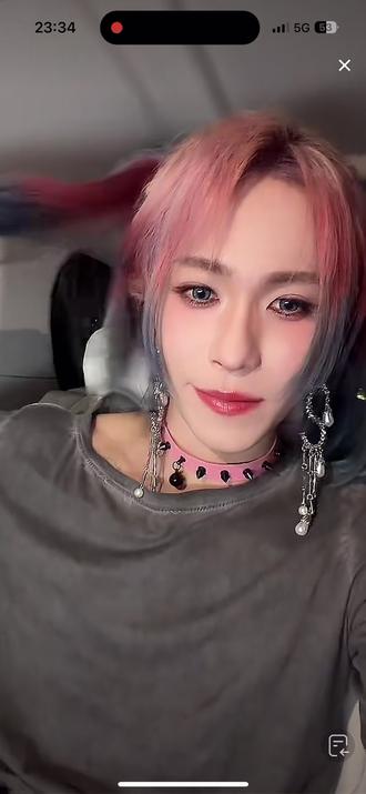 好美的兔 摸小辫子就像兔子清理耳朵一样~眼睛大大的,全是开心的情绪。好喜欢佛山的solo,温柔有力的表达。请一直幸福下去吧#岳明辉#岳岳pinkray #oner岳岳#oner狂欢巡演日记#oner狂欢巡回演唱会