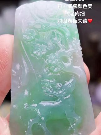 冰绿小鹿牌#天然翡翠 #玉雕作品 #翡翠吊坠 #手工雕刻 #小鹿牌