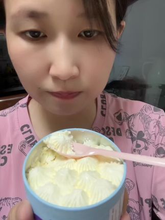 冷链配送,颜值高又美味的冰激凌蛋糕,管理期也可以放心吃, 奶香浓郁,配料表干净,吃过真的会无限回购,我都不知道第几次回购了,我闺女特别喜欢吃#蛋糕#冰激凌蛋糕 #盒子蛋糕 #爱立颂 #无限次回购