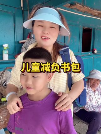 老二瓜的,成天给我说他要在云南上学,这哈把书本准备好,还开心的不得了,这个书包做了轻,防水,大容量#原创视频 #我的乡村生活 #好物分享 #减负书包小学生