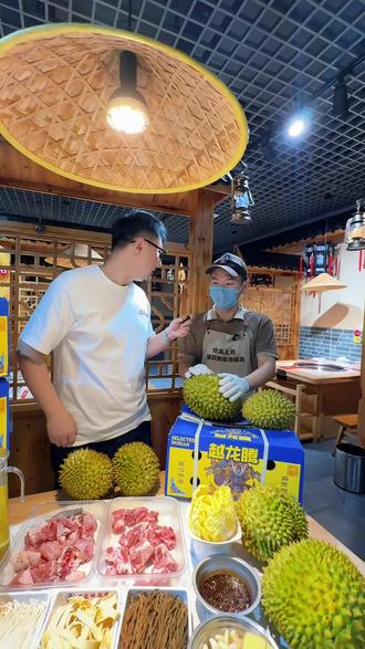 一整个榴莲加地锅鸡只要158 姥家地锅鸡搞大活动了!没有套路,直接送榴莲,赶紧囤#姥家地锅鸡 #榴莲 #寻味烟火气#心动榜餐厅#本地人推荐的美食